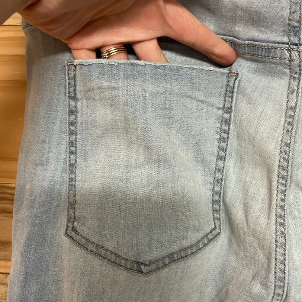 Studio Blue size 32 light wash super stretchy distressed straight leg jeans